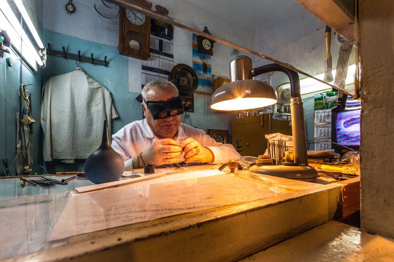 часовщик, мастерская, мастер, часы, ретро, лампа, Екатеринбург, Россия Часовщик прищурив глаз...photo preview