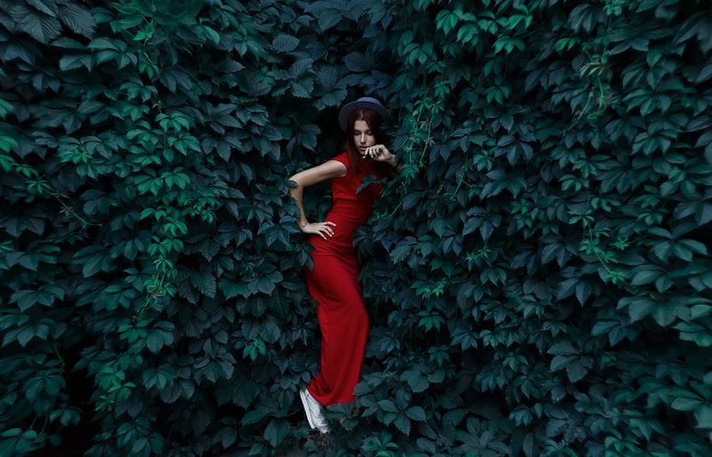 Лето 2015 Девушка красный платье листва кросы зелень листья шляпка фото портрет canon 550D 50 1.8 ***photo preview