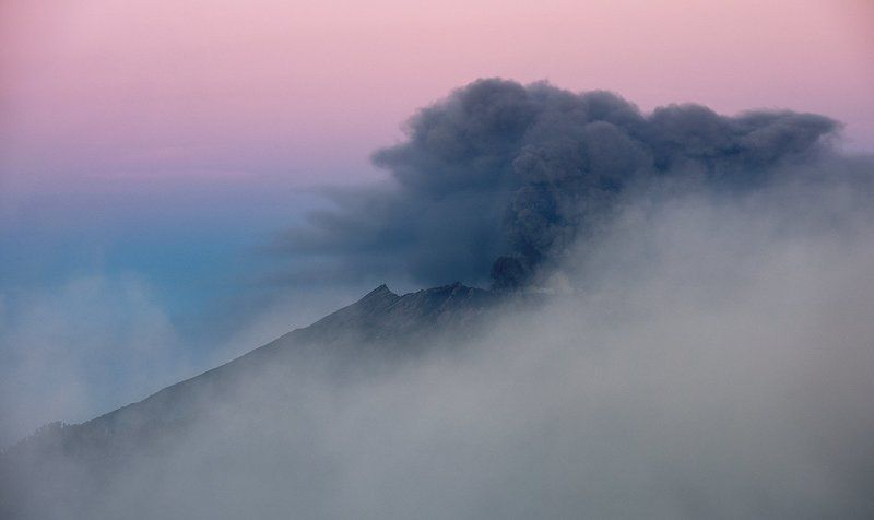 Извержение вулкана, Раун (Индонезия) фото превью