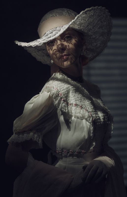 dedolight, portrait, dark, retro, women, woman, dress,  ***photo preview