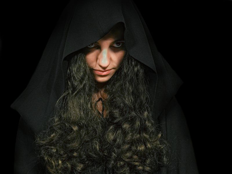 портрет, женский портрет, балахон, чёрные волосы, взгляд Взгляд монашки фото превью