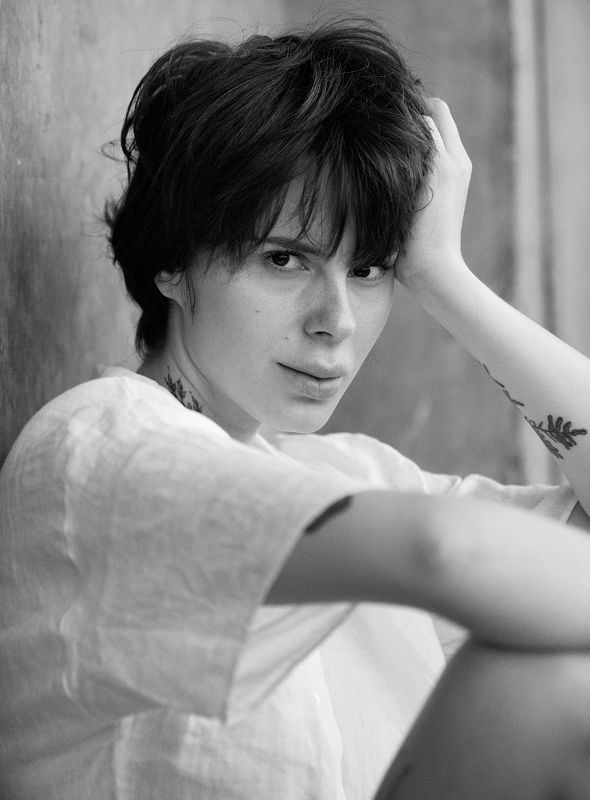 портрет, портретная фотография, женский портрет, естественный свет, фотосессия, чб, девушка, естественность Настяphoto preview