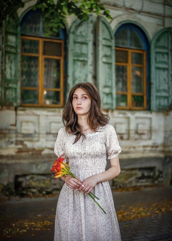 девушка, портрет, жанр, старый домик, провинция Прогулка по уездному городуphoto preview