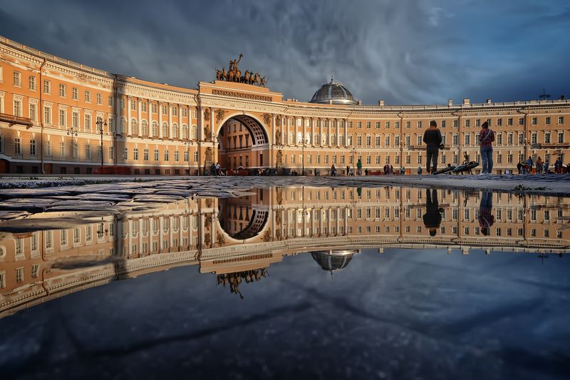 грод архитектура площадь дворец лужа отражения день небо облака непогода Дворцовая площадьphoto preview