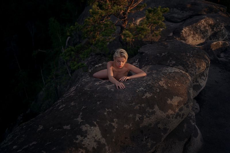 nude art girl Reach out the skyphoto preview