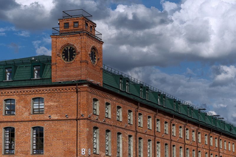 Бьют часы на старой башне...photo preview