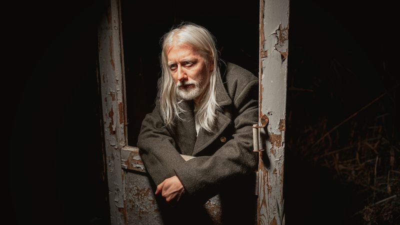 фото, портрет, мужчина, тишина, приключение, пасмурный, серый, опасность, темный Путникphoto preview