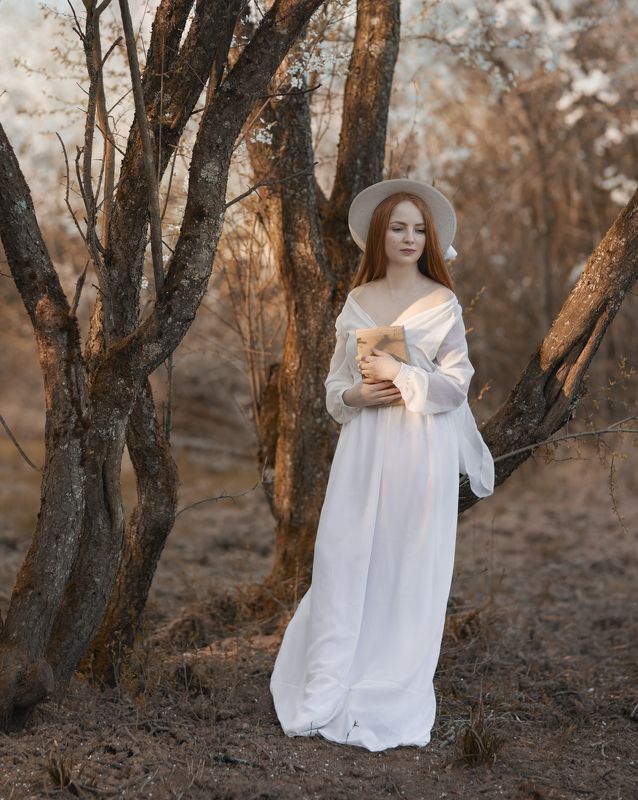 рыжеволосая, девушка, книга, весна, мечтать Мечтательницаphoto preview