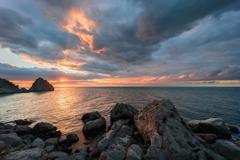 рассвет облака лучи море скалы Крым Симеиз Луч солнца золотой фото превью