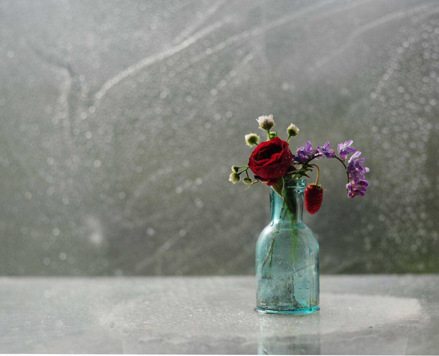 А дни летят.. Автор: Oksana Evkodimova земляничка, розочка, стекло, Oksana Evkodimova