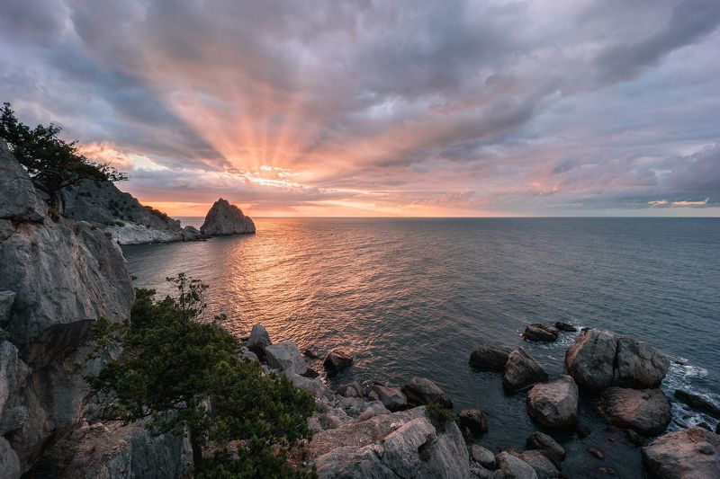 рассвет облака лучи море скалы Крым Симеиз Лучи рассвета фото превью