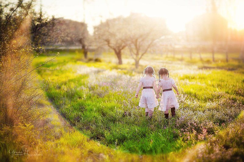 малыши на  закатеphoto preview