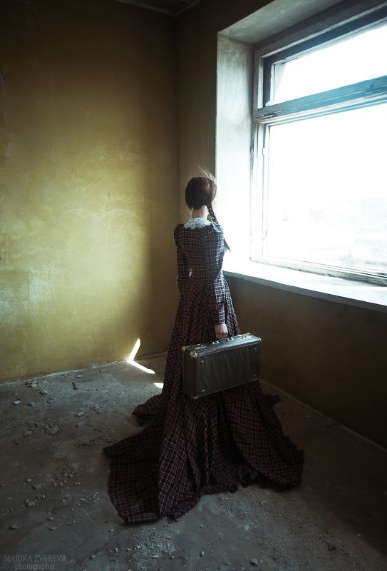 фото, окно, винтаж, фото, фотография, фотоарт, чемодан, платье, Марика Зверева photo preview
