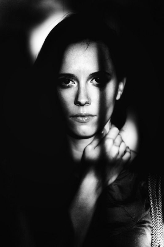 девушка, эмоции, чёрно-белое, контраст, взгляд, тени, photo preview