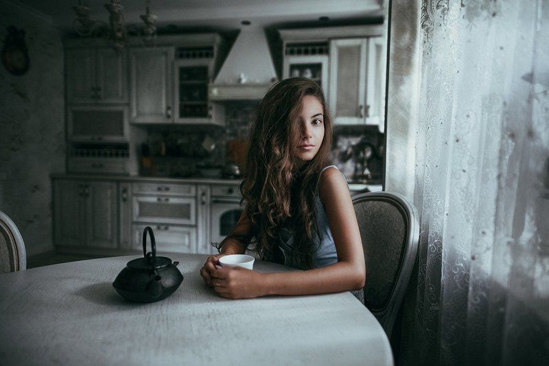 девушка, натуральный свет, портрет чаепитиеphoto preview
