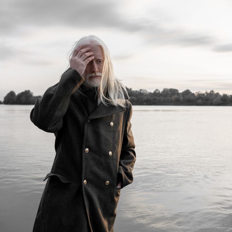 фото, портрет, мужчина, тишина, приключение, пасмурный, серый, опасность, темный Путникphoto preview