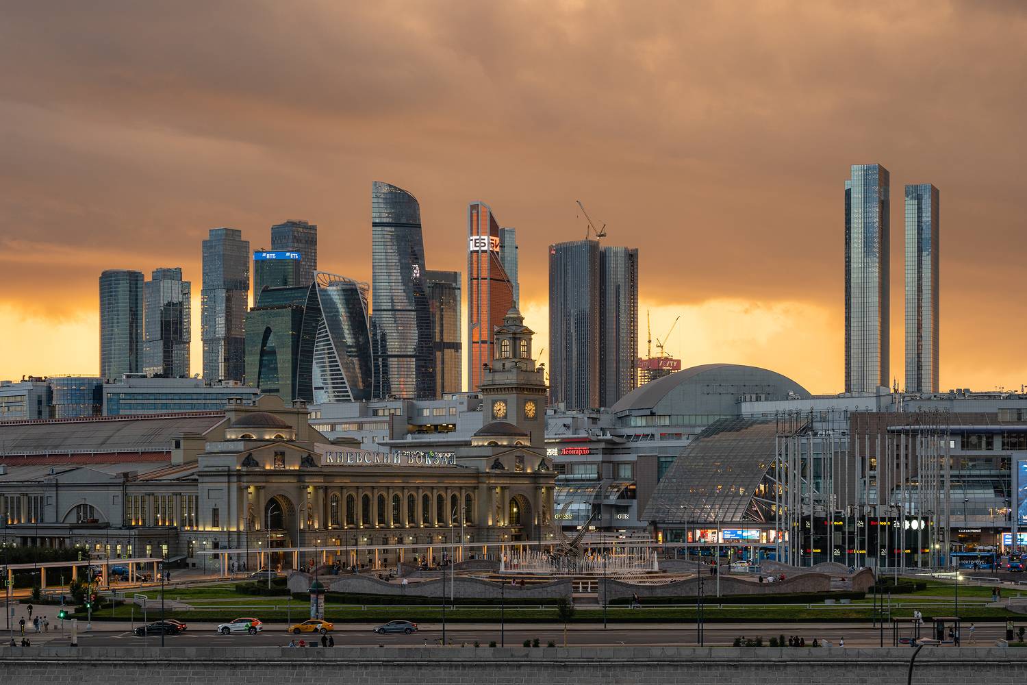 москва, москва сити, город, небоскреб, здание, вечер, закат, туча, гроза, дождь, ливень, Сергей Серушкин