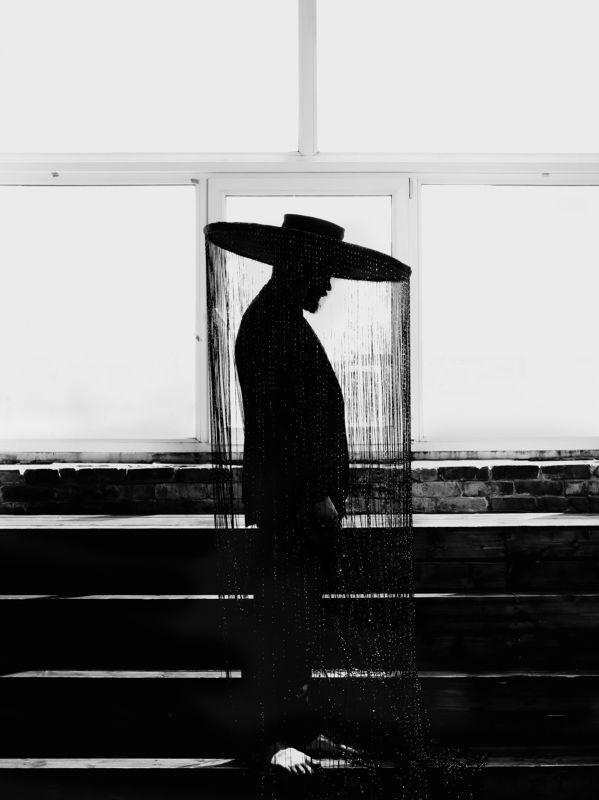 Силуэт в шляпеphoto preview