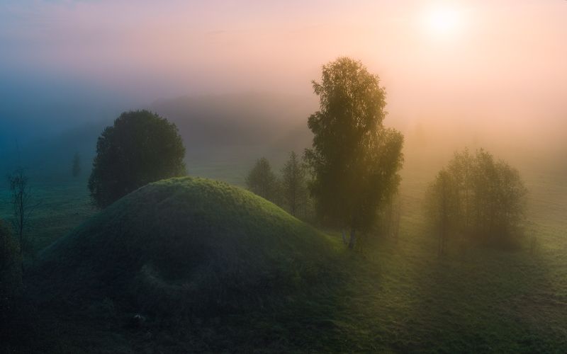 Рассвет, туман, утро, солнце, курган Туманное утро возле старых кургановphoto preview