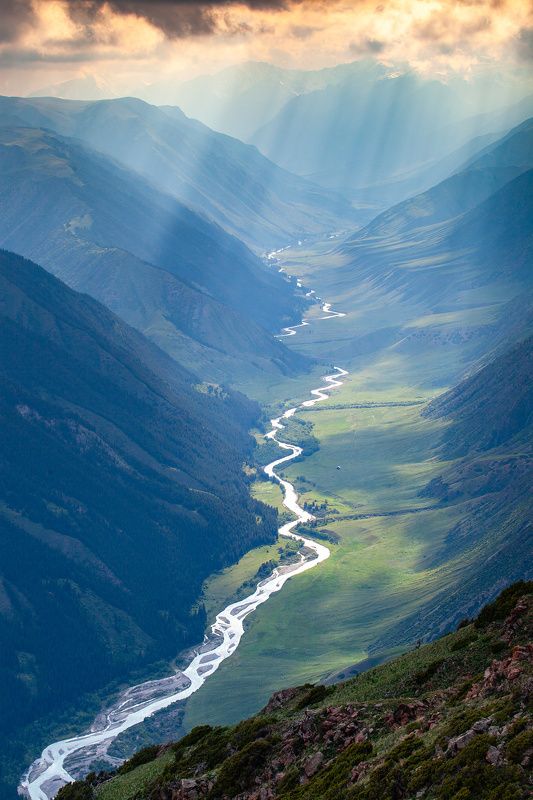 Чилик тучи Казахстан горы река лучи тучи Верховье реки Чиликphoto preview