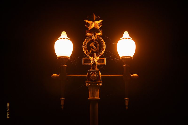 Сталинский,фонарь,чугунный,социализм,великие стройки,волго-дон,серп и молот,звезда,волгодон,ночь,Волго-Донской судоходный канал имени В.И. Ленина.Седьмая шлюзовая камера,шлюз,золотой,черный,темный,канал,украшение,гореть,лампа,плафон,ночной,освещение,яркий Сталинский фонарь. Волго-Донской судоходный канал имени В. И. Ленина. Седьмая шлюзовая камера фото превью