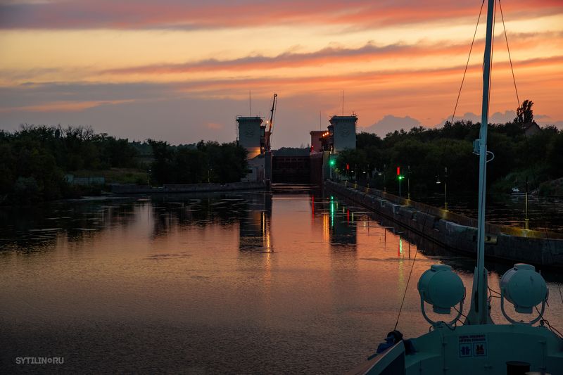 Волго-Донской судоходный канал имени В.И. Ленина, пятый шлюз, закат, волга, волго-дон, путешествие, речной круиз, водный транспорт, теплоход, вечер, волгоград, волгодон Закат на Волго-Доне. фото превью