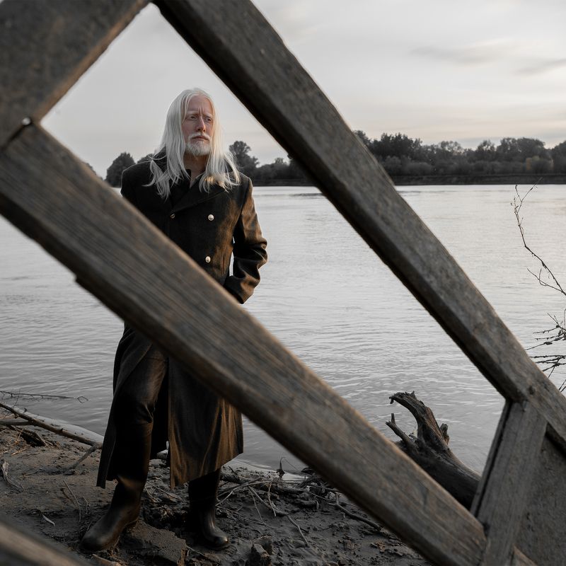 фото, портрет, мужчина, тишина, приключение, пасмурный, серый, опасность, темный Путникphoto preview