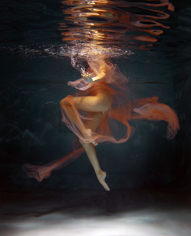 девушка, красивая, в воде, под водой, движение, танец, гимнастка, портрет, жанр, свет, цвет, живопись В водеphoto preview