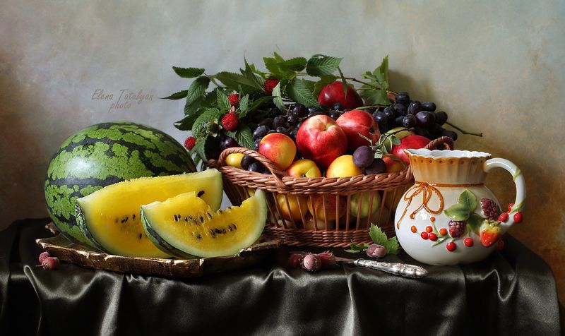 арбуз, фрукты С арбузом и корзиной фруктов.photo preview