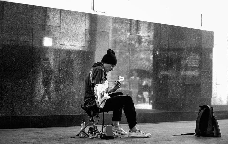 уличное фото, уличные музыканты; чб фото Уличный музыкантphoto preview