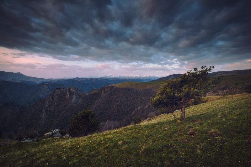 россия кавказ кабардино-балкария пейзаж путешествие фотография рассвет горы тучи свет краски  Рассвет по дороге на ДжилыСуphoto preview