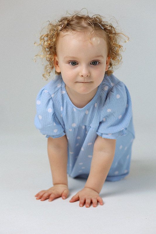 детский портрет, съемка в студии, студийный свет, портрет, детский фотограф, голубое платье, платье в горох Наташаphoto preview