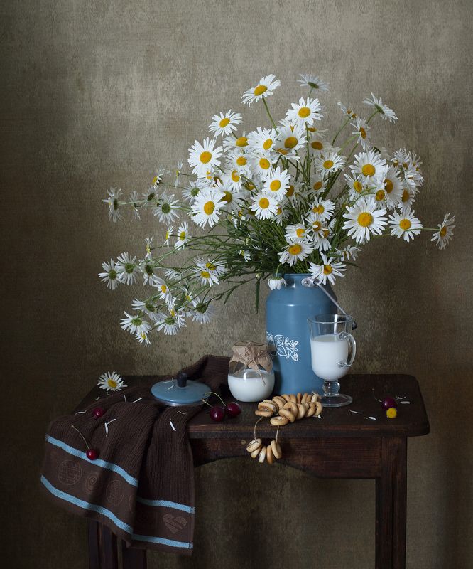 миламиронова, фотонатюрморт, авторскаяработа, натюрмортсцветами, натюрмортсоснедью, ромашки, цветы, молоко, сушки, бидон Молоко с сушками... фото превью