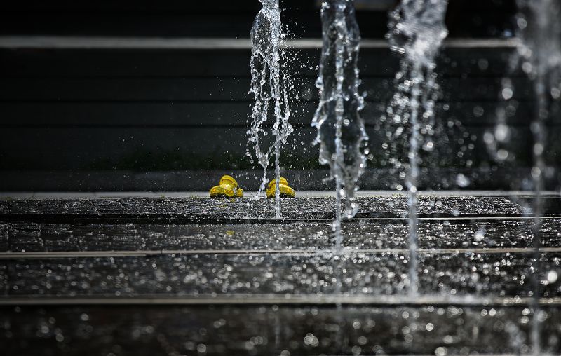 лето, дети у воды, фонтаны, фонтанное настроение, стрит фото Фонтанное настроениеphoto preview