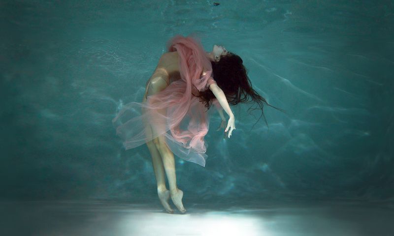 девушка, красивая, в воде, под водой, движение, танец, гимнастка, портрет, жанр, свет, цвет, живопись В водеphoto preview