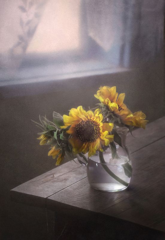 Три солнышка на краешке столаphoto preview