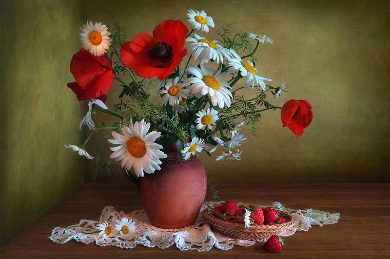 натюрморт,ромашки,маки,салфетка,кувшин,клубника Ромашки и макиphoto preview