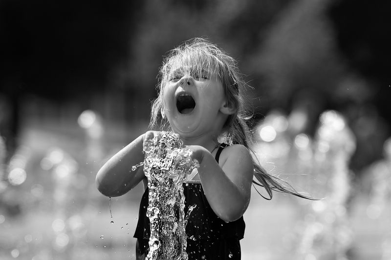 чб фото, дети, уличный детский портрет, девочка, лето, дети и фонтаны, настроение, эмоции; уличное фото Фонтанное настроение фото превью
