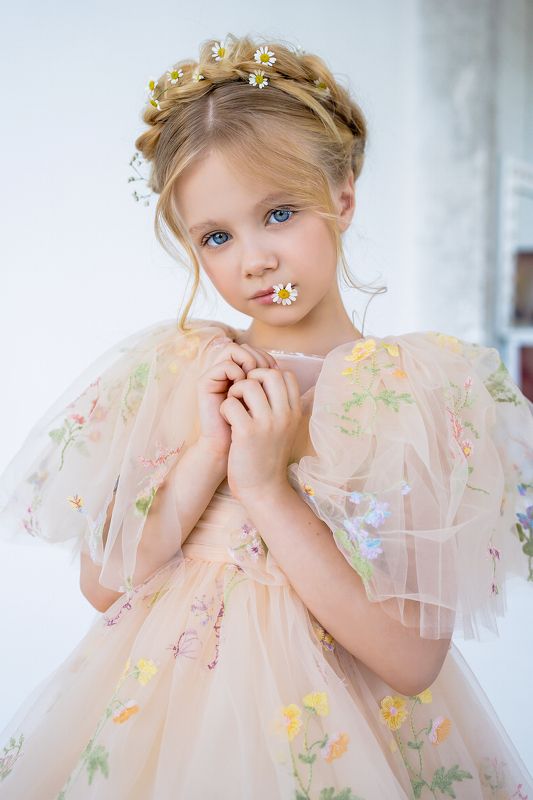 девочка, ребенок, портрет, детский портрет, портрет девочки, глаза. детское портфолио,лето, цветы, ромашки Русская красавицаphoto preview