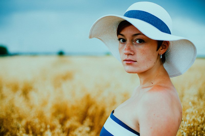 шляпа, поле, взгляд Прощание с летомphoto preview