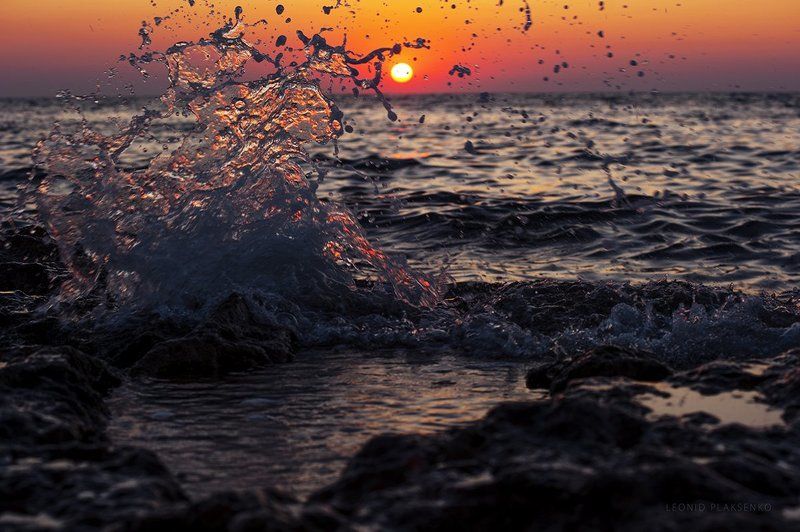 Крым, Севастополь, казачья бухта, лето 2015, июль. брызги ,Черное море, отдых, отпуск.  на закатеphoto preview