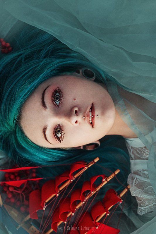 синие, цветные волосы, корабль, девушка, пирсинг Алые парусаphoto preview