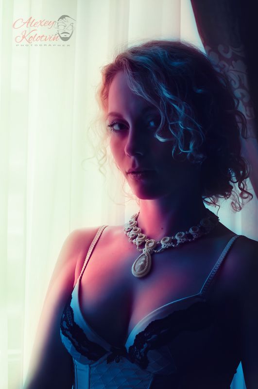 Девушка у окнаphoto preview