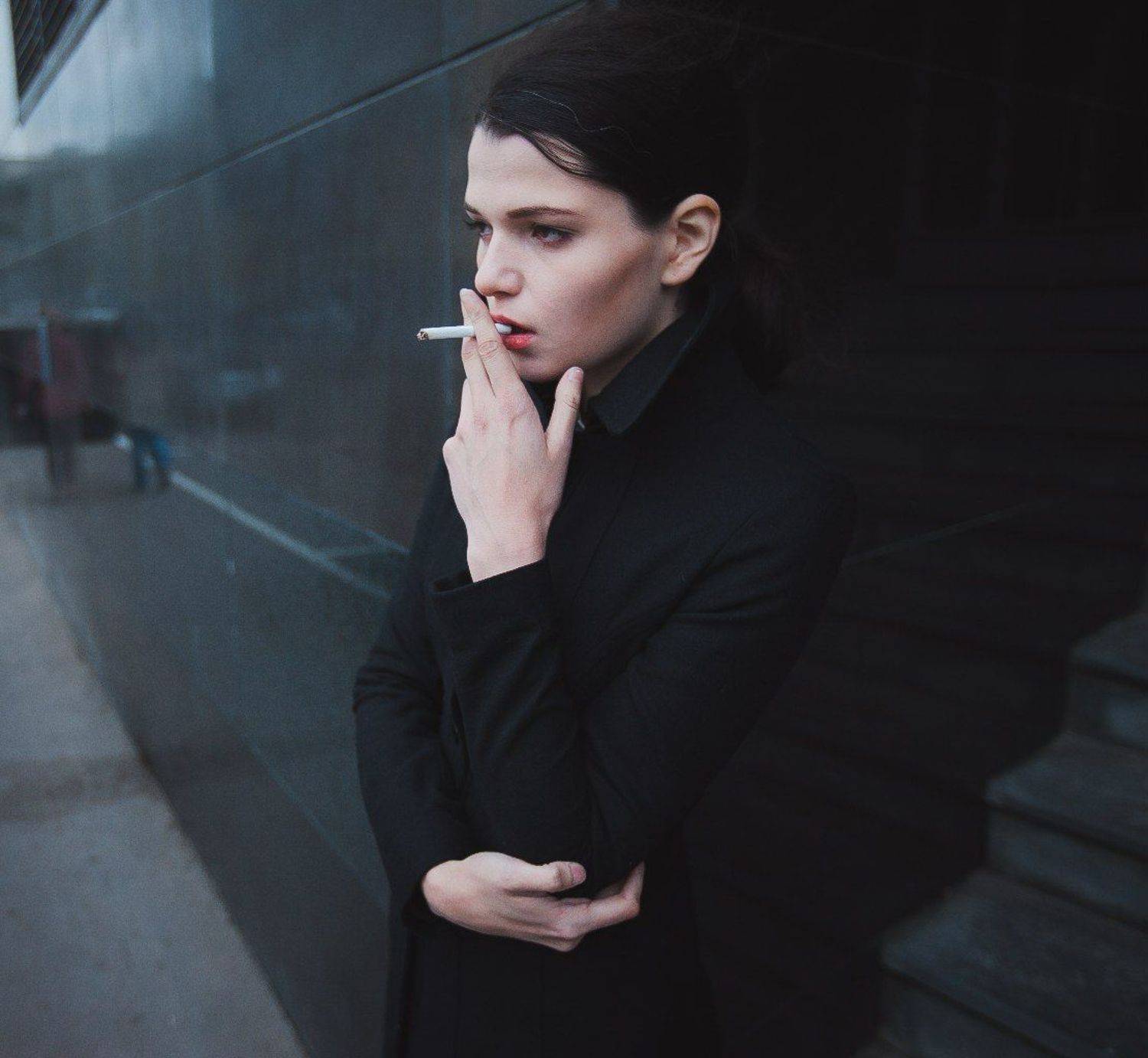 Катя. Автор: Иванов Юрий девушка, курит, пальто, свет, композиция, отражение, линии, лестница, Иванов Юрий