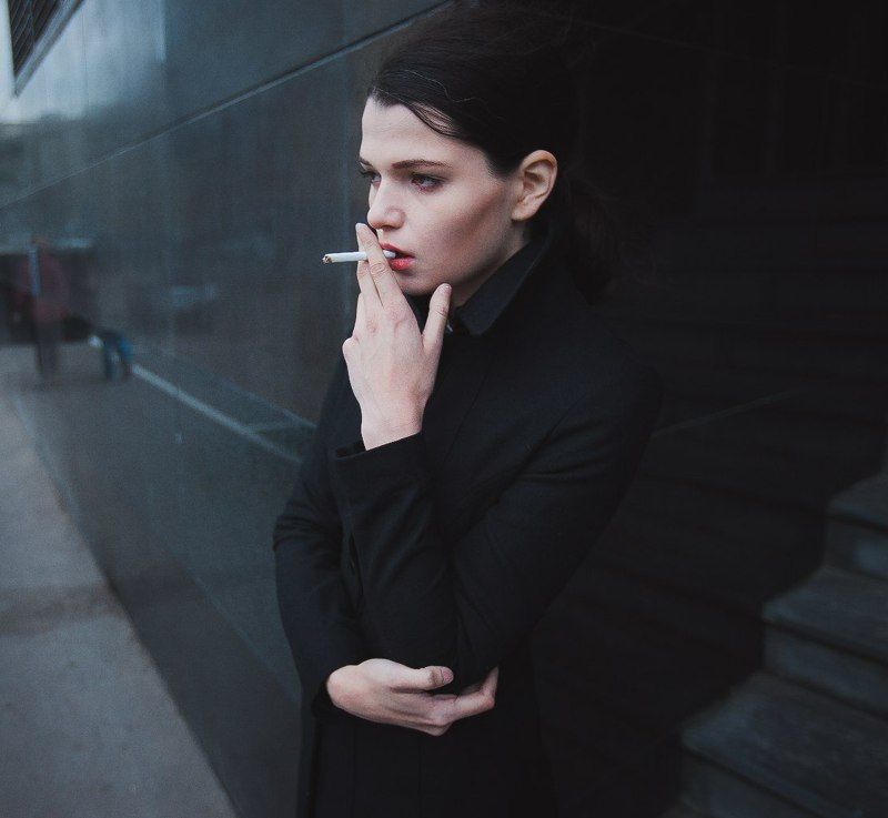 девушка, курит, пальто, свет, композиция, отражение, линии, лестница Катяphoto preview