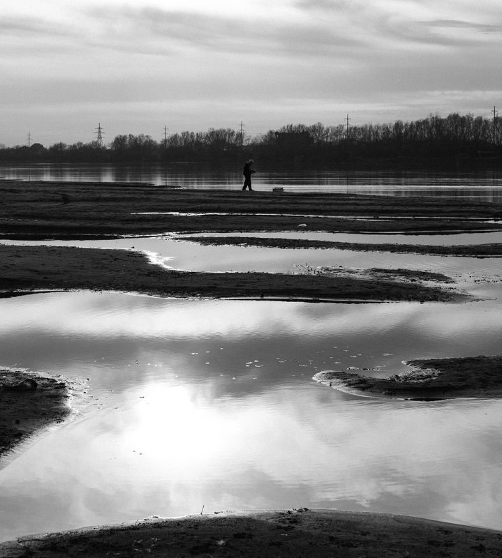 река, песок, чб, стрит, рыбак Песчаные полосыphoto preview