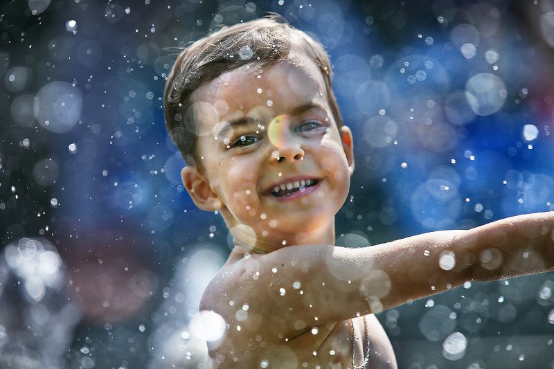 уличный детский портрет, лето, дети и фонтаны, дети у воды, стрит фото Фонтанное настроениеphoto preview