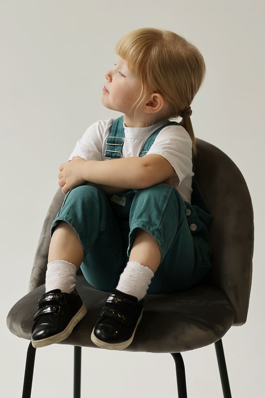 портрет, детский портрет, портрет девочки, съемка в студии, съемка при естветственном свете Полинаphoto preview