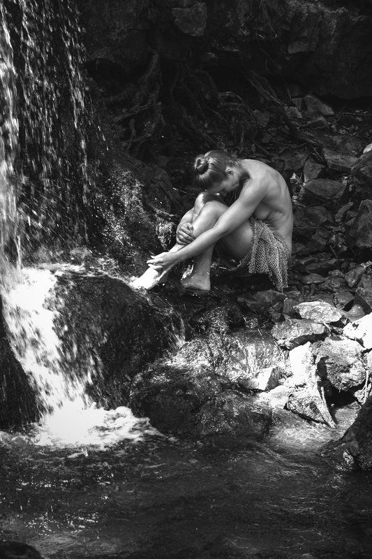 На берегах горной реки фото превью