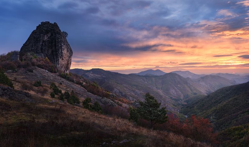 болгария, родопы, утро, вечер, закат, восход, лес, природа, горы, скалы, холм, холмы, природный парк, bulgaria, rhodope, mountains, sunset, sunrise, forest, morning, evening, wood, hill, hills, mountain, rock, rocks Сарыкая (Желтая скала) в Родопах / Sarikaya (Yellow rock) in the Rhodope Mountainsphoto preview